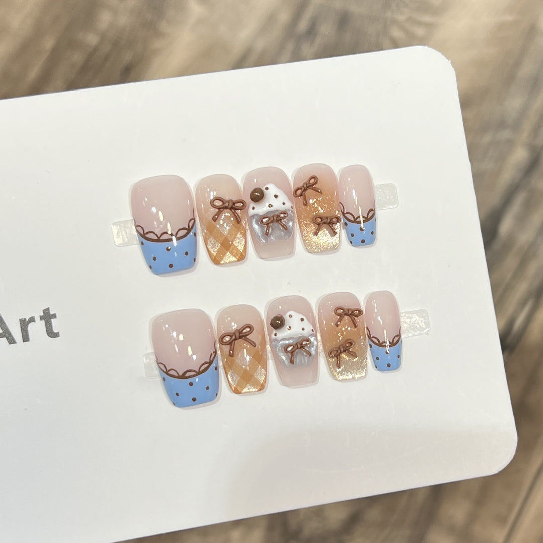 Dekoratives Press-On Nagelkunst Set mit charmanten Schleifenakzenten Karnz