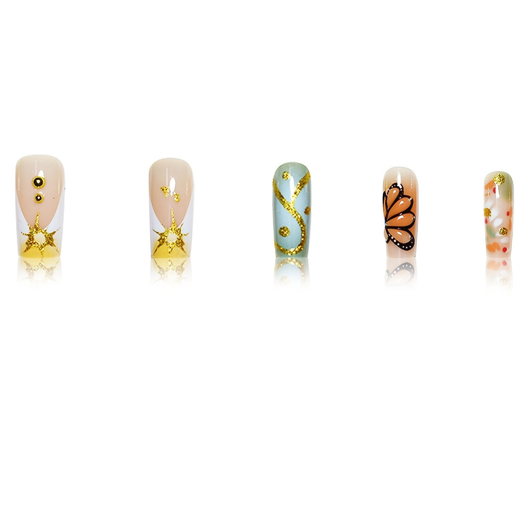 Kreatives Schmetterlingsdesign Nagelkunst Karnz