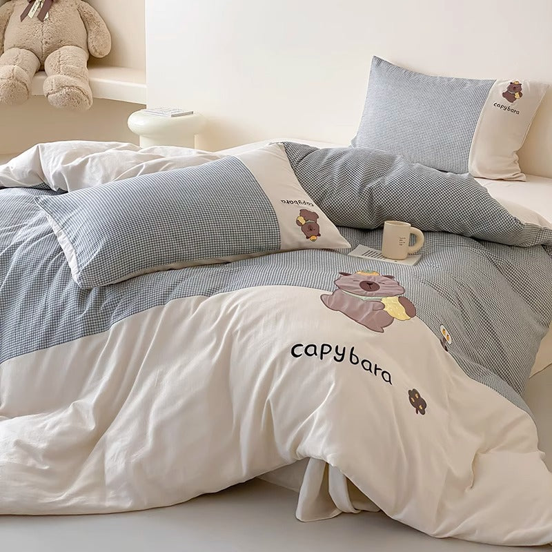 Baumwollsatin Capybara bestickter Bettbezug und Kissenbezug Set mit Gingham-Panel
