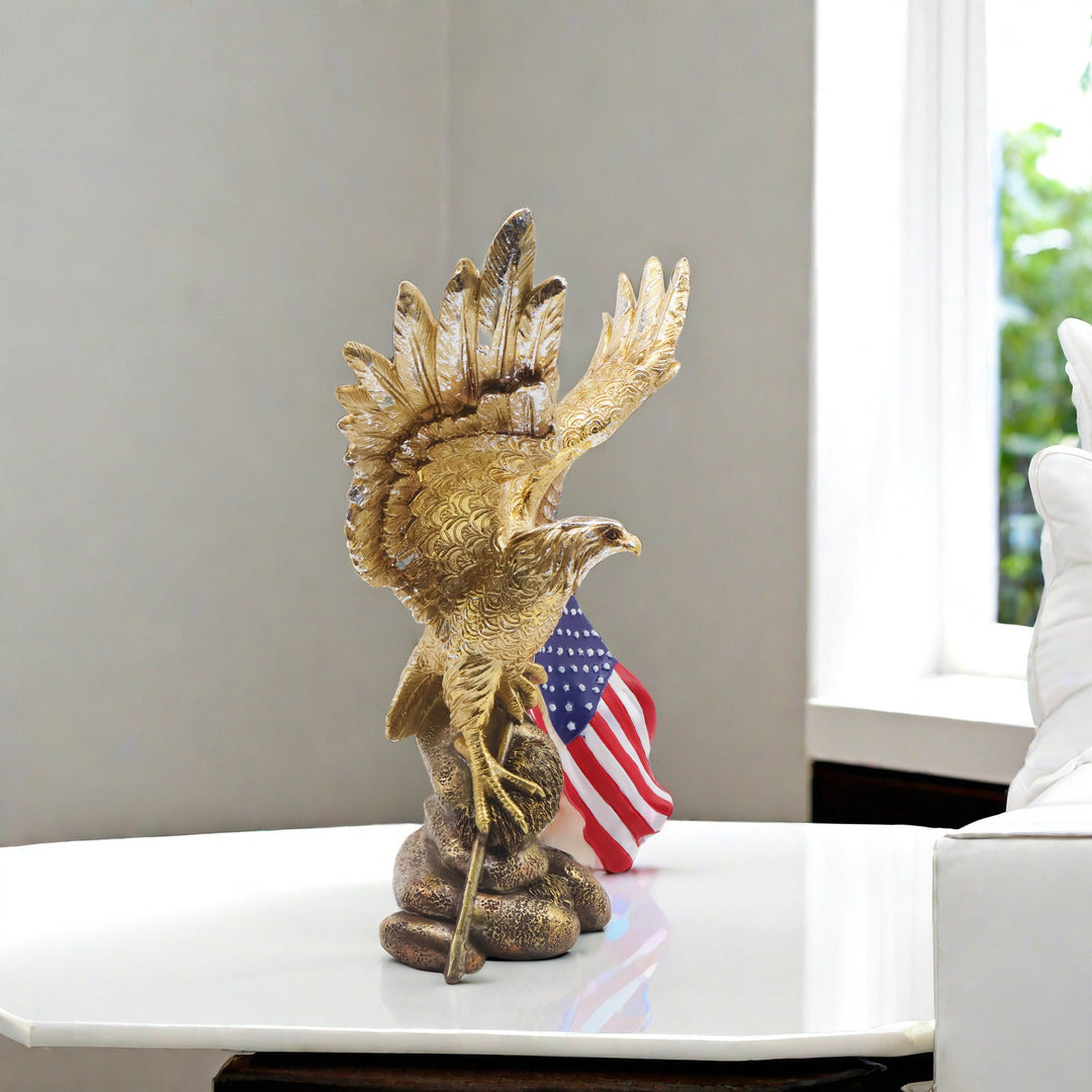 Elegante Gartenfigur mit Adler auf Baumstamm Karnz