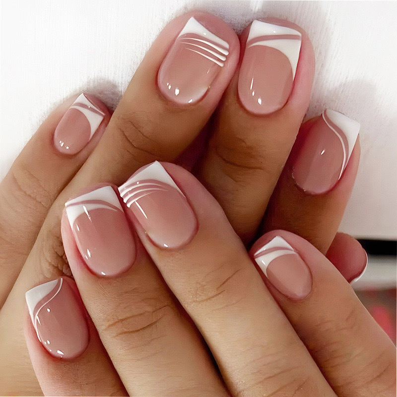 Kunstnagelset mit elegantem French Nail Design und modernen Linien Karnz