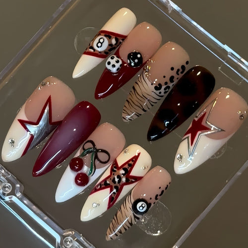 Künstlerisches Stiletto Press-On Nagelset mit einzigartigen Designs Karnz