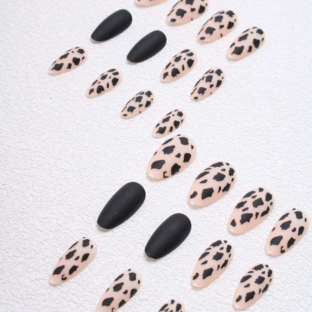 Künstlerische Stiletto Press-On Nägel mit Leoparden Design Karnz