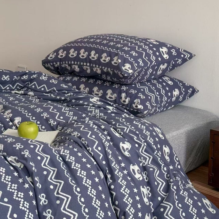 Flauschiges Baumwoll-Bettwäsche-Set mit nostalgischem Schaukelpferd-Muster