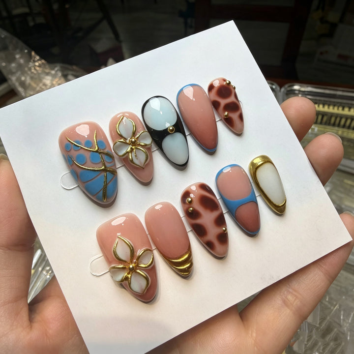 Künstlerisches Press-On-Nagel-Set mit floralen und grünen Akzenten