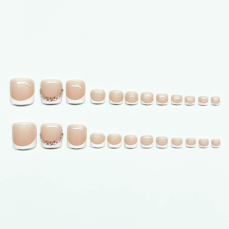 Fußnagelkunst-Set mit eleganter französischer Spitzenverzierung und Glitzerakzenten Karnz