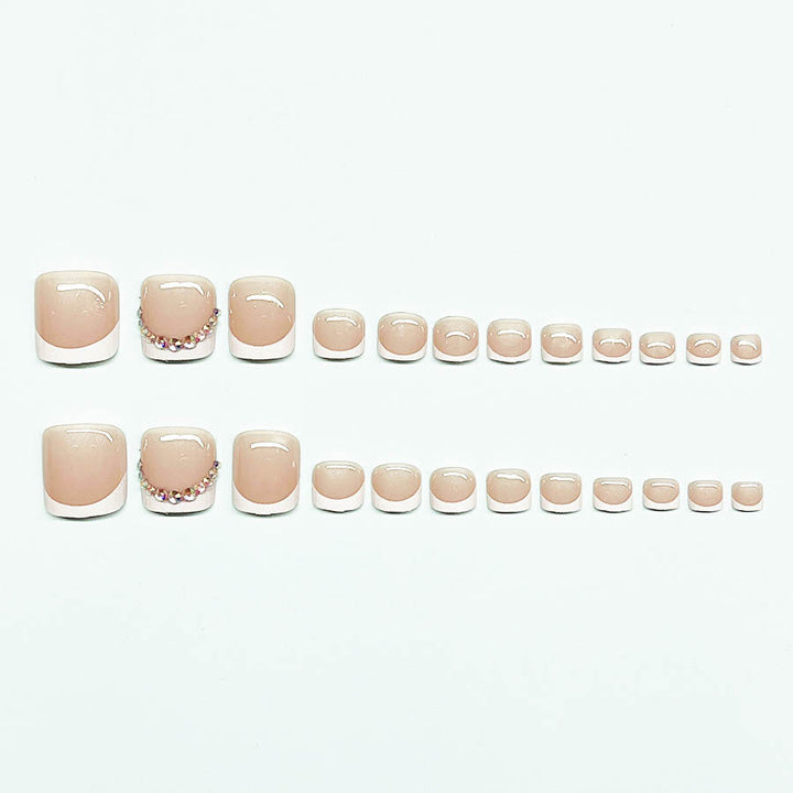 Fußnagelkunst-Set mit eleganter französischer Spitzenverzierung und Glitzerakzenten Karnz