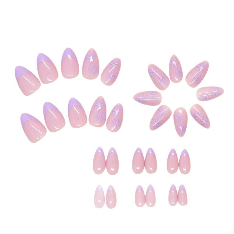 Kreative Kunstnägel mit floralen Akzenten Karnz