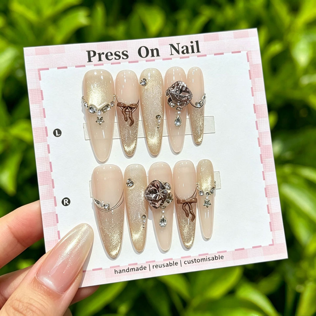 Dekoratives Press-On Nagelkunst-Set mit Kreuz- und Edelsteinakzenten
