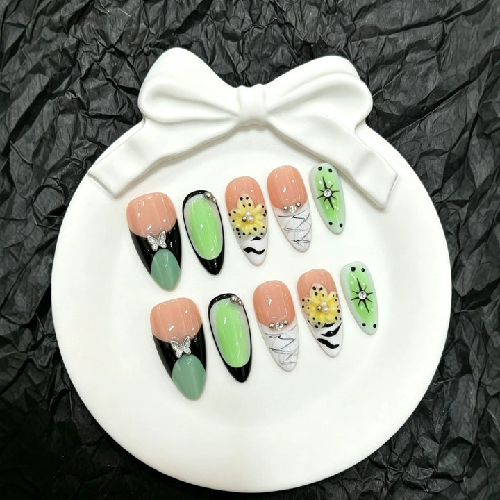 Künstlerisches Press-On Nagelkunstset mit floralen und Schmetterling-Akzenten