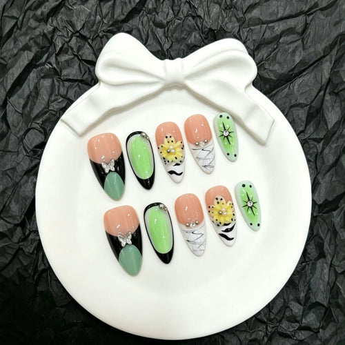 Künstlerisches Press-On Nagelkunstset mit floralen und Schmetterling-Akzenten