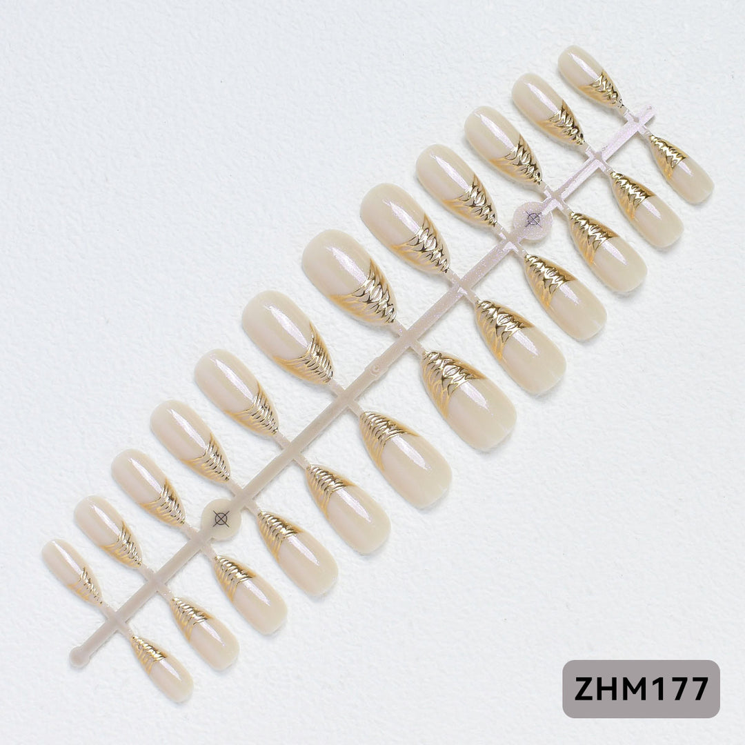 Elegante Press-On Nagelspitzen mit goldenen Details Karnz