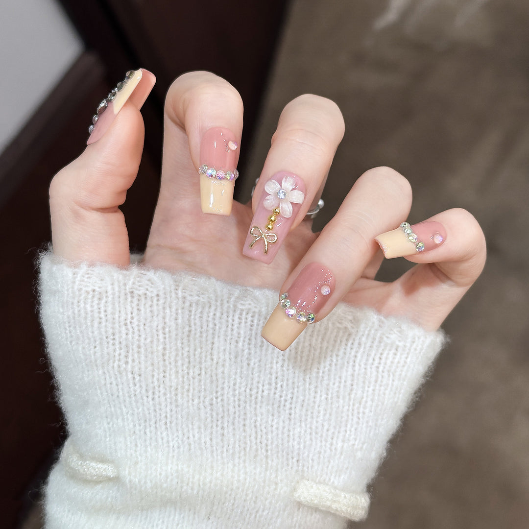 Dekorative Nagelkunst Tipps mit Strassakzenten