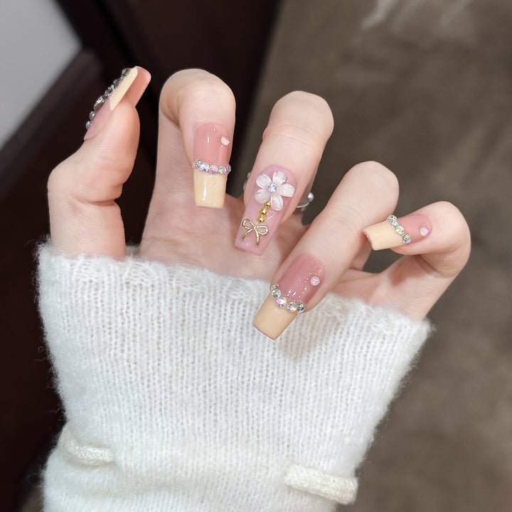 Dekorative Nagelkunst Tipps mit Strassakzenten