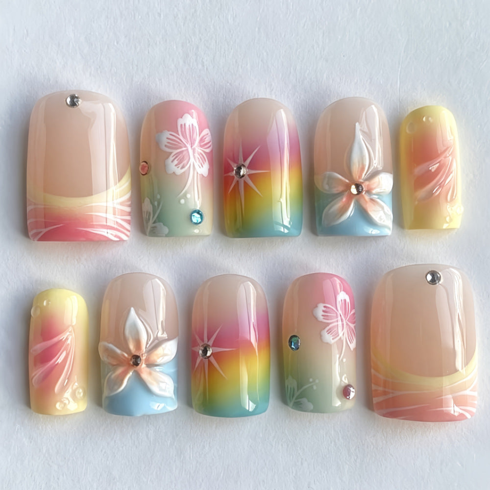 Kunstnägel mit Floralen Akzenten und Farbverlauf Karnz