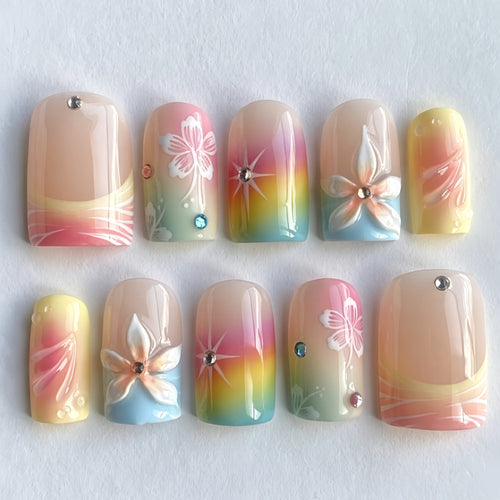 Kunstnägel mit Floralen Akzenten und Farbverlauf Karnz