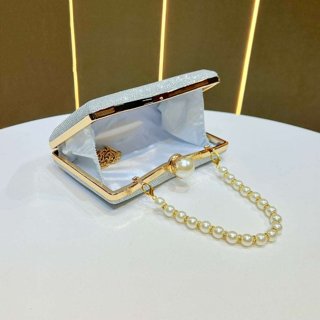 strass-verzierte Abendtasche
