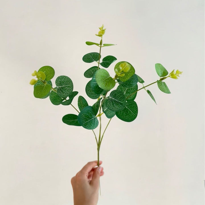 Künstlicher Blütenzweig mit lebensechten Blättern und zarten Blüten Karnz