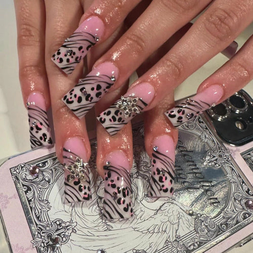 Kunstvolle Nagelkunst mit Zebramuster und Glitzerakzenten Karnz