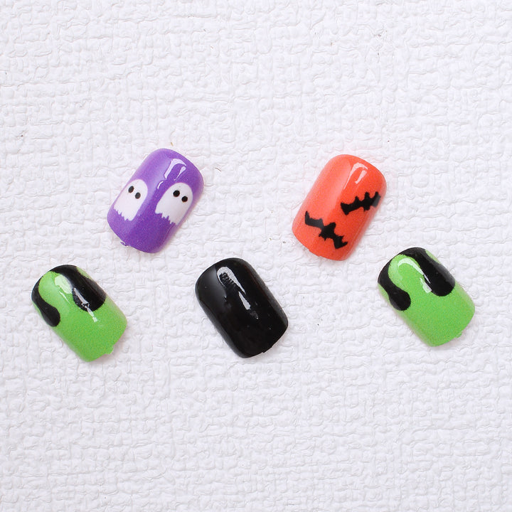 Nagelkunstset mit Halloween-Motiven und kreativen 3D-Akzenten Karnz