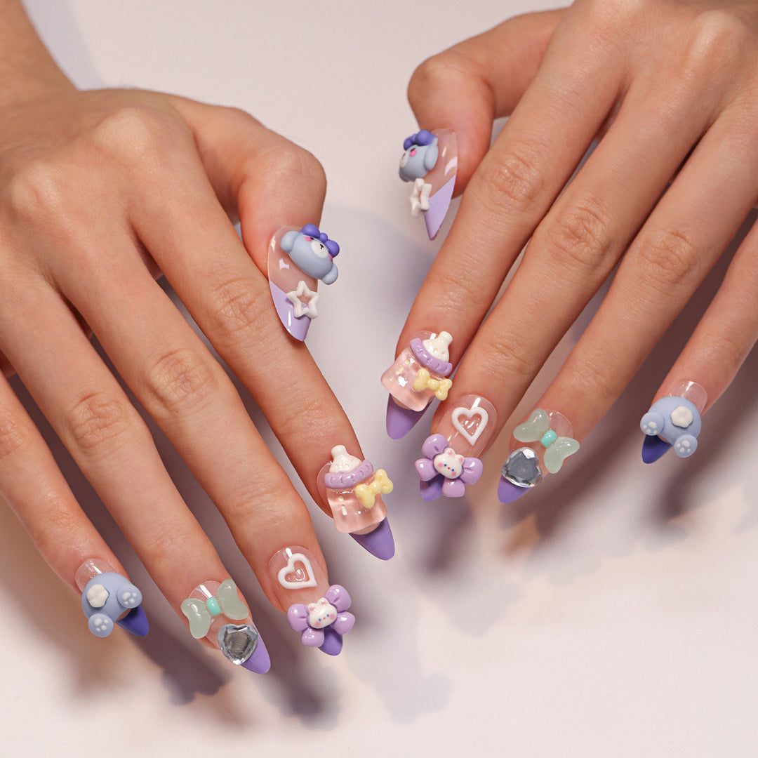 Künstliche Nagelkunst mit verspielten Motiven Karnz