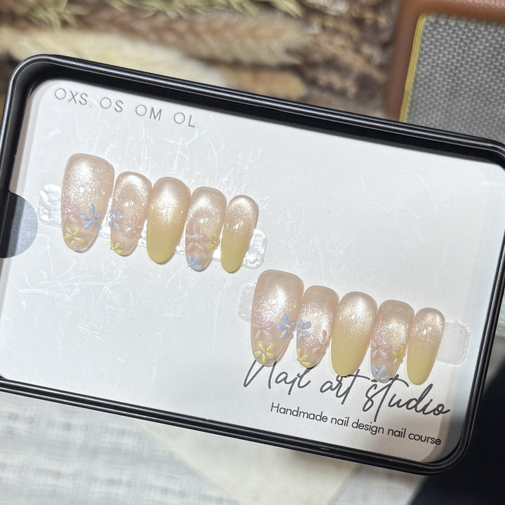 Stilvolles Press-On-Nagelset mit floralem Design Karnz
