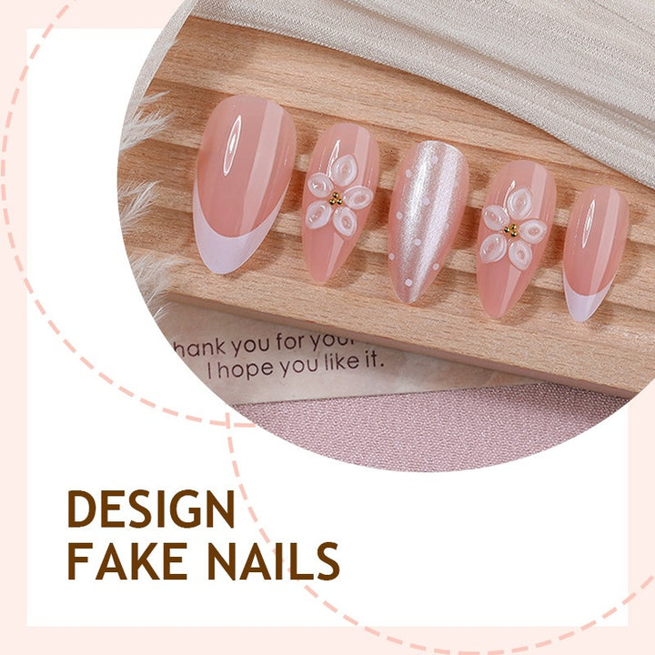 Kunstnagelset mit eleganten französischen Spitzen und zarten Blütenakzenten Karnz