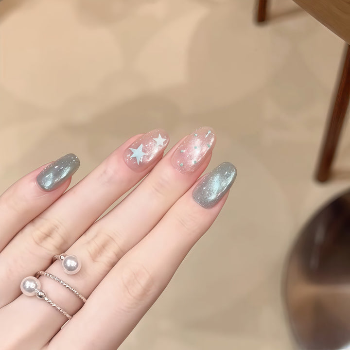 Nagel-Design mit Galaxie-Effekten Karnz