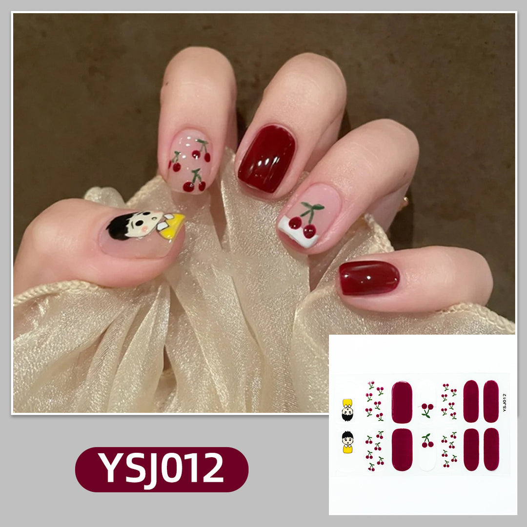 Kunstvolle Nagelverzierung mit Glitzerdetails Karnz