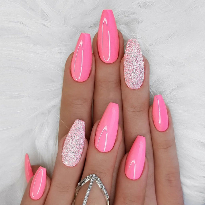 Elegante Stiletto Press-On Nagelkunst mit Strass-Akzenten Karnz