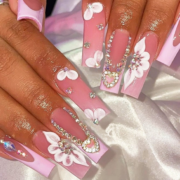 Glamouröses Kunstnagelset mit funkelnden Strass- und Kreuzverzierungen Karnz