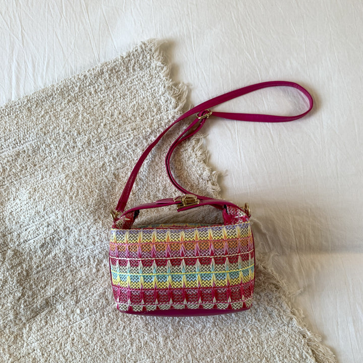 Texturierte handgewebte Mini-Crossbody-Tasche Karnz