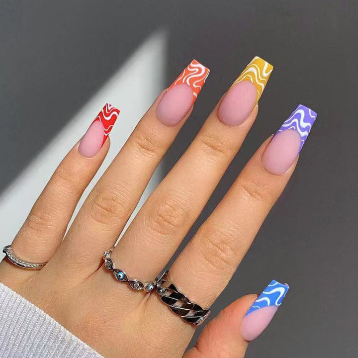 Kunstvolle Nagelverlängerungen mit modernem Farbmuster Karnz