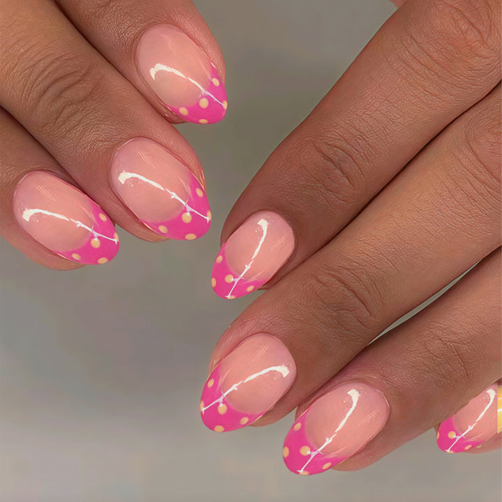 Kreatives Nageldesign Set mit Punkten und elegantem French Look Karnz