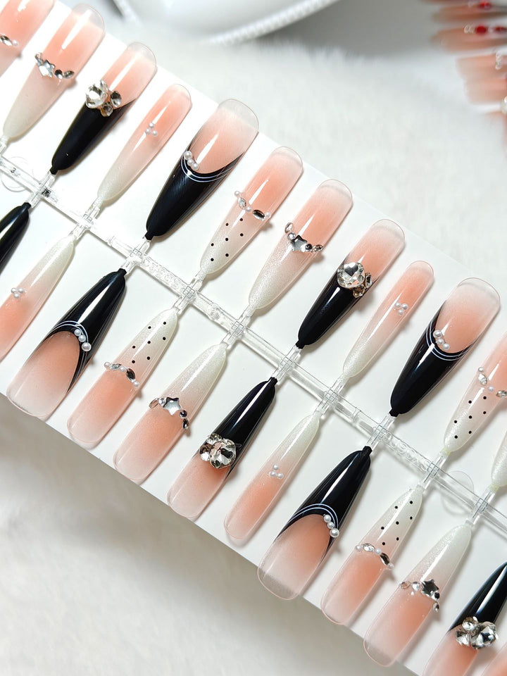 Elegante Kunstnägel mit Glitzer-Akzenten und Modischem Design Karnz