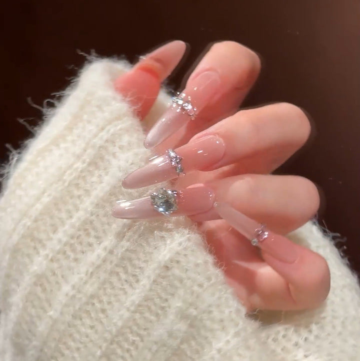 Glamouröse mit Strass veredelte Nagelverlängerungen Karnz