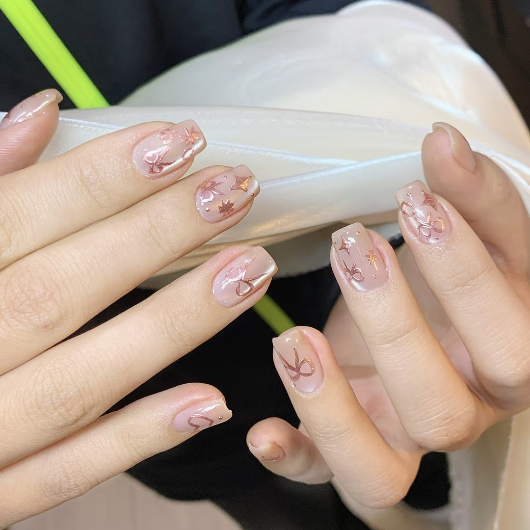 Dekoratives Press-On-Nagelset mit künstlerischen Mustern