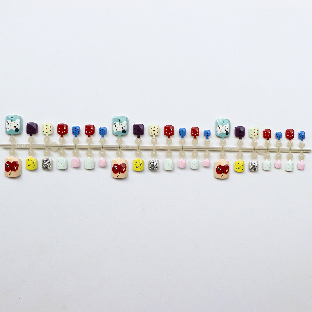 Kreative von Cartoons inspirierte Press-On-Nagelkollektion