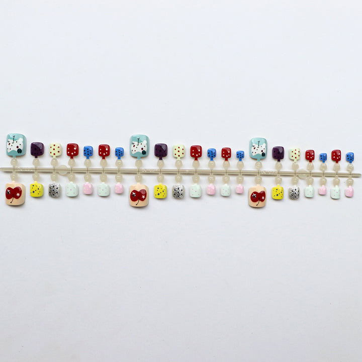 Kreative von Cartoons inspirierte Press-On-Nagelkollektion