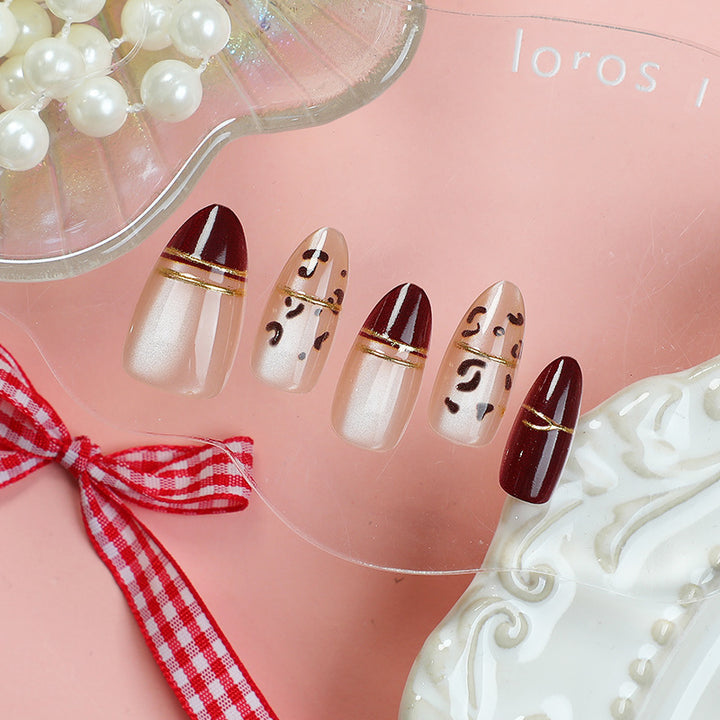 Elegantes Press-On-Nagelset mit geometrischen und metallischen Designs