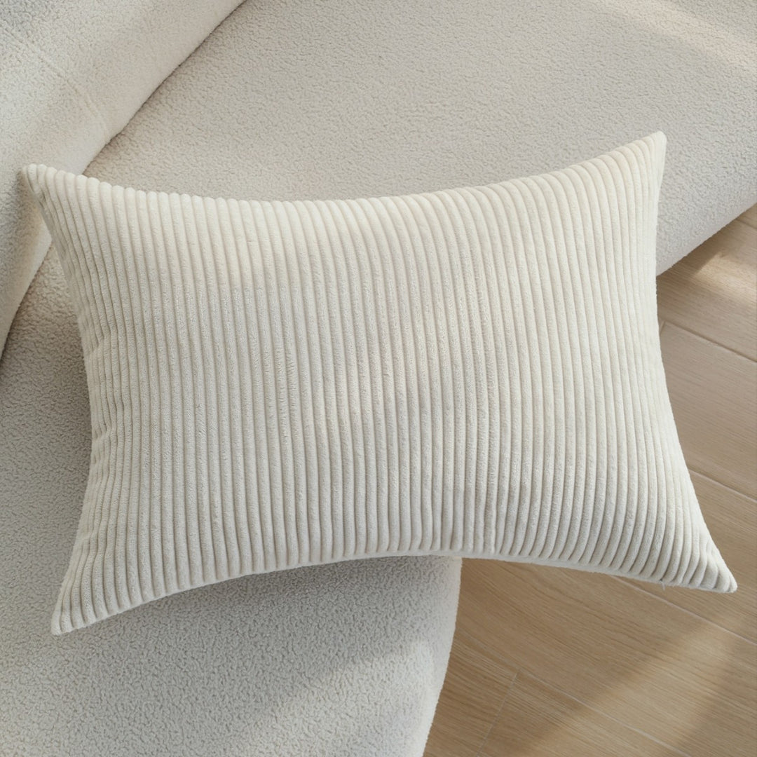 Rechteckiger Cord-Zierkissenbezug mit feiner Rippenstruktur und softem Microvelours Karnz