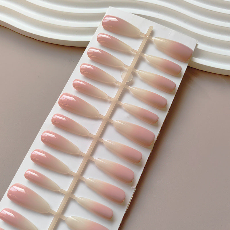 Künstliche Nude-Fingernägel Im Eleganten Ombre-Look Karnz