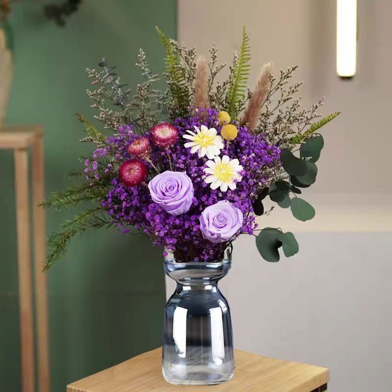 Dekorativer Trockenblumenstrauß Arrangement