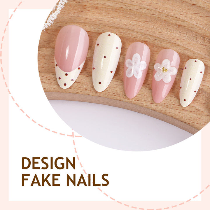 Kreatives Kunstnagelset mit floralen Akzenten und Glitzer Karnz