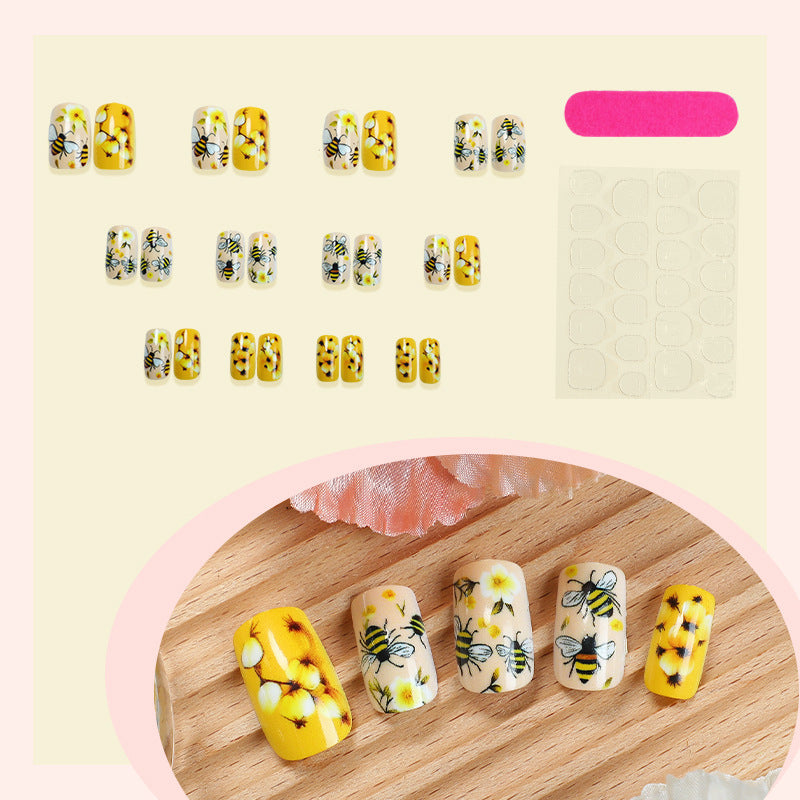 Kunstnagelset mit floralen und bienenmotiven Karnz