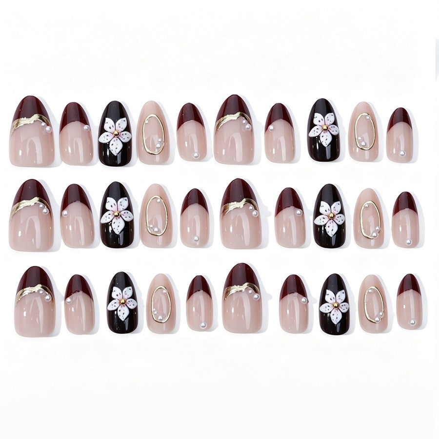 Kunstnagelset mit eleganten Blüten- und Glitzerdetails Karnz