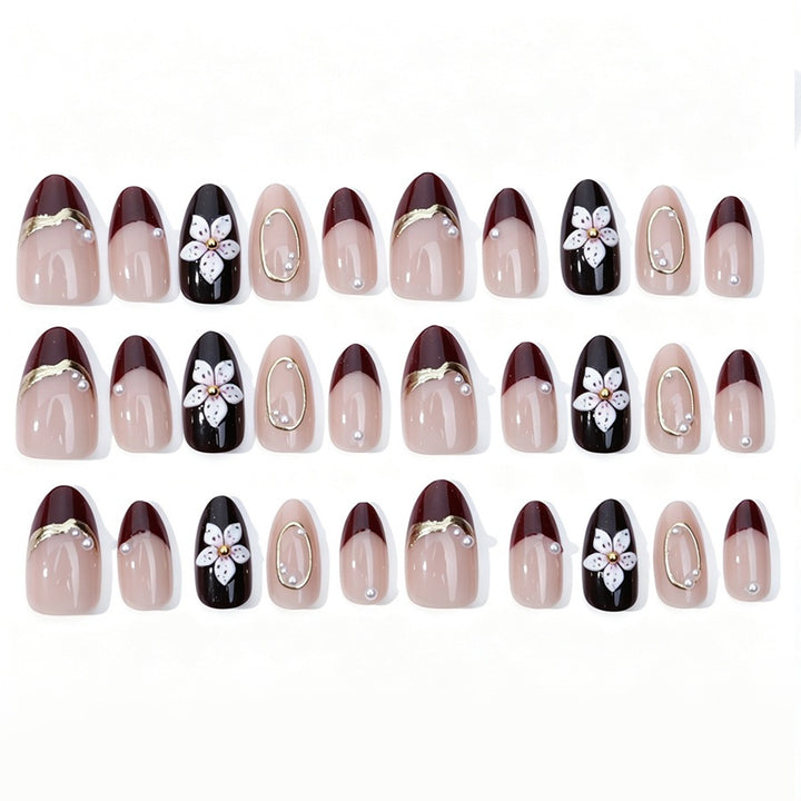 Kunstnagelset mit eleganten Blüten- und Glitzerdetails Karnz