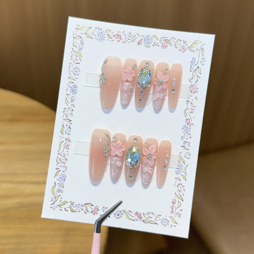 Künstliche Kunstnägel mit Floralen Verzierungen und Glitzerdetails Karnz