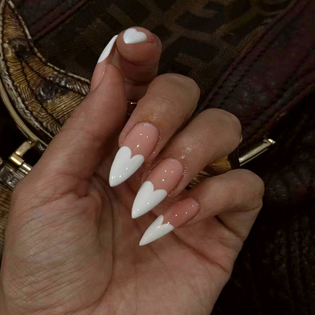 Elegante Stiletto Kunstnägel mit Herz-Akzenten Karnz