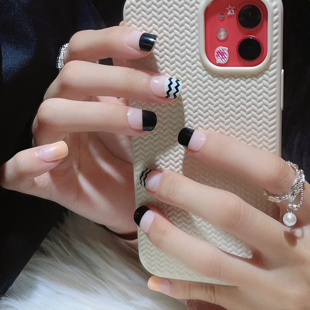 Künstlerisches Press-On-Nageldesign-Set mit geometrischen Mustern